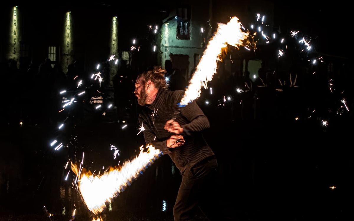 Leon Ideäng — fire performance